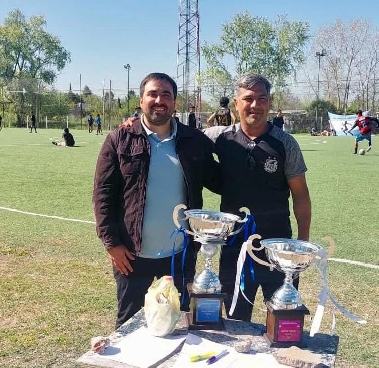 Guido Peralta y el profe "Ike". El director, Matías Aguilera, acompañó desde un primer momento la idea. Imagen de WhatsApp 2025 10 03 a las 16.23.43 60ce7bcf
