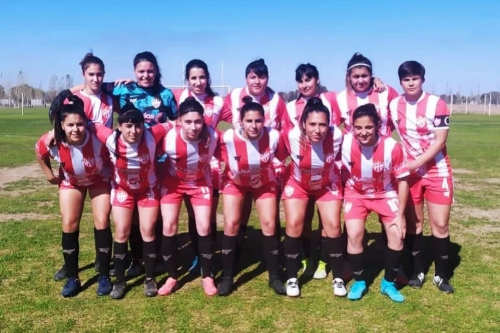 Las &quot;albirrojas&quot; antes del partido en la Región Cuyana.