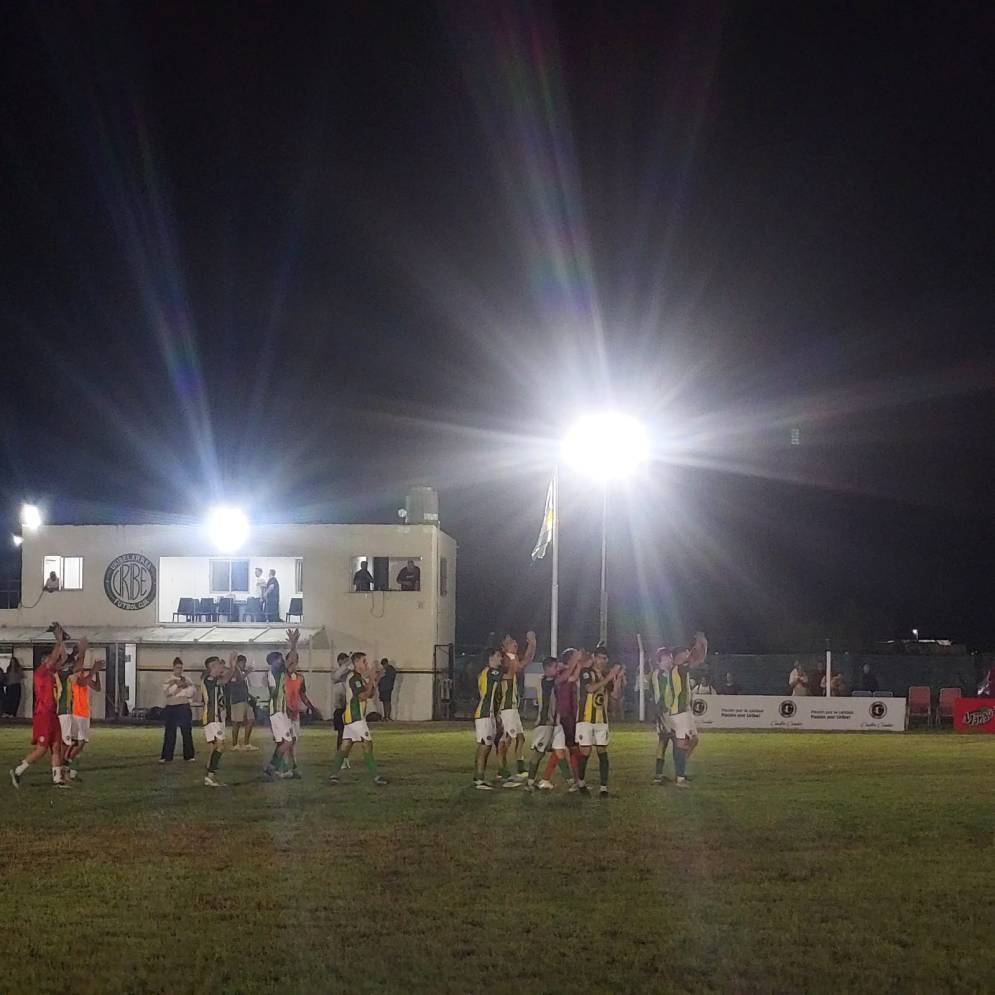 Al final, los jugadores saludan a la gente que colmó el estadio.