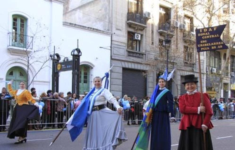 Las uribeñas en el desfile porteño.