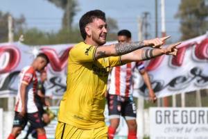 Constantino gritando el único gol de la tarde. (FOTO: @prensacomu).