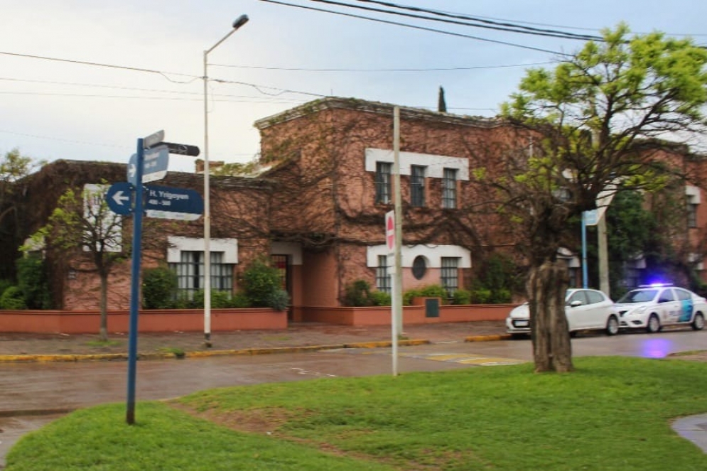 La policía, en la puerta del colegio. La imagen fue tomada desde donde sustrajeron el auto. 