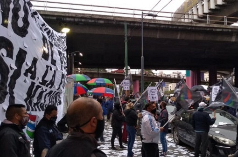 Una de las imagenes de la movilización del Sindicato de Televisión a la sede de Canal 13.