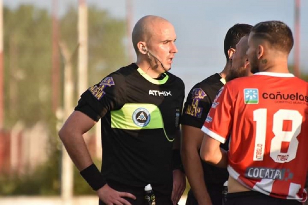 Porticella con su arbitraje quedó en el centro de la escena. /PH: Jonathan Argañaraz. 
