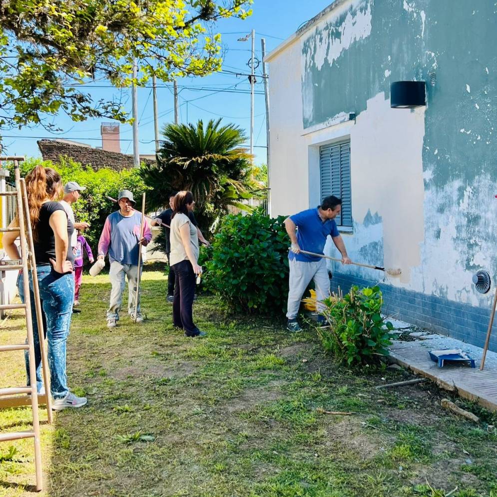 Las familias poniendo en valor la fachada.