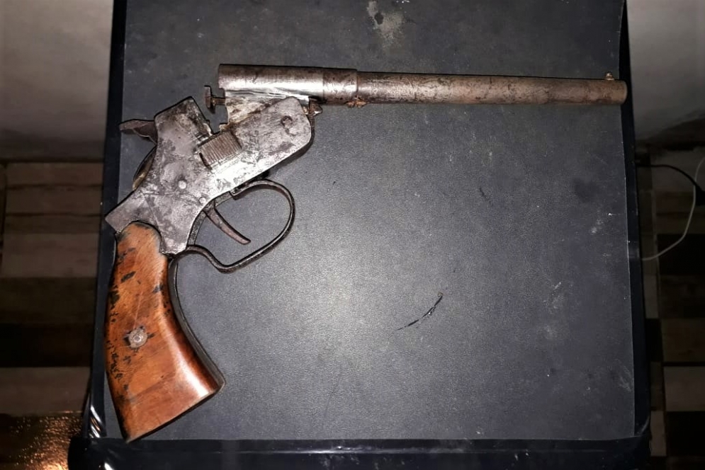 El pistolón secuestrado en la casa de San Juan.