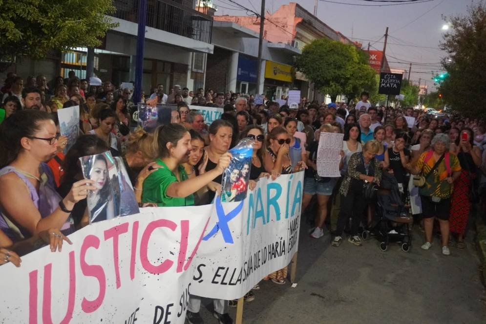 La sociedad reclamando justicia frente a la Fiscalía N°1.