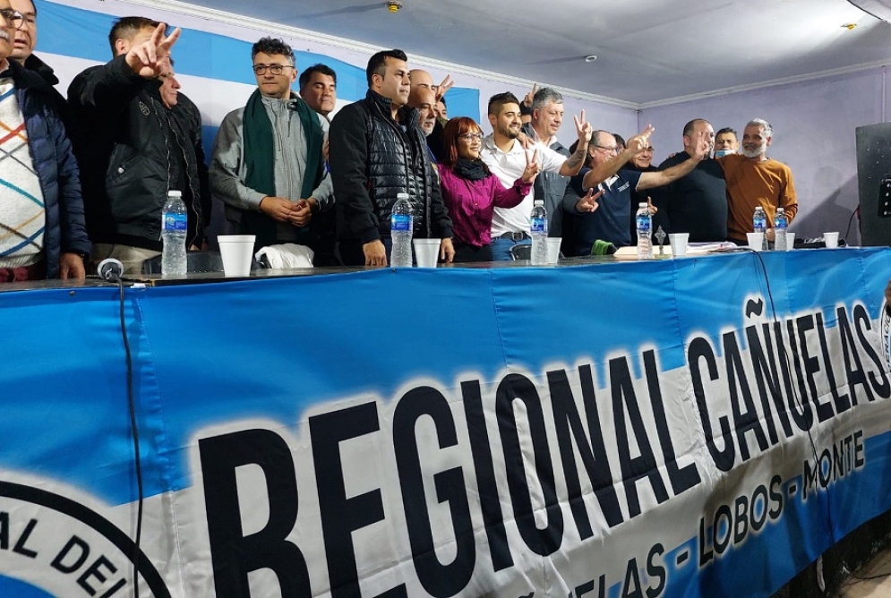 Hubo banderas, humo, colorido, trompetas, bombos y un centenar de personas que se quedaron arengando en los alrededores de Libertad y Sgto.Cabral.