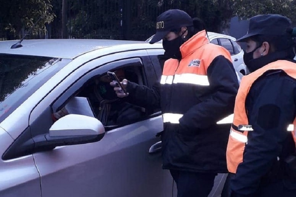 Los agentes de tránsito realizando controles en el ingreso de Avenida Libertad. 
