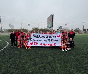 El plantel y el apoyo a una compa&ntilde;era de equipo que sufri&oacute; una p&eacute;rdida familiar. (FOTO: Instagram @femeninocfc).