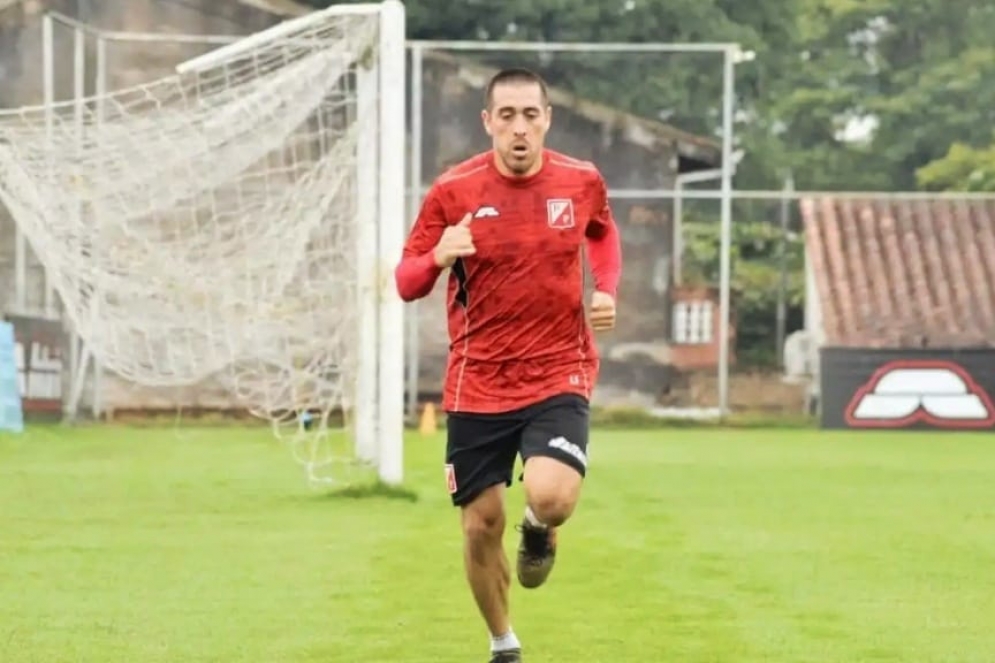 &quot;Chicho&quot; con los colores de River de Paraguay, su ultimo equipo.