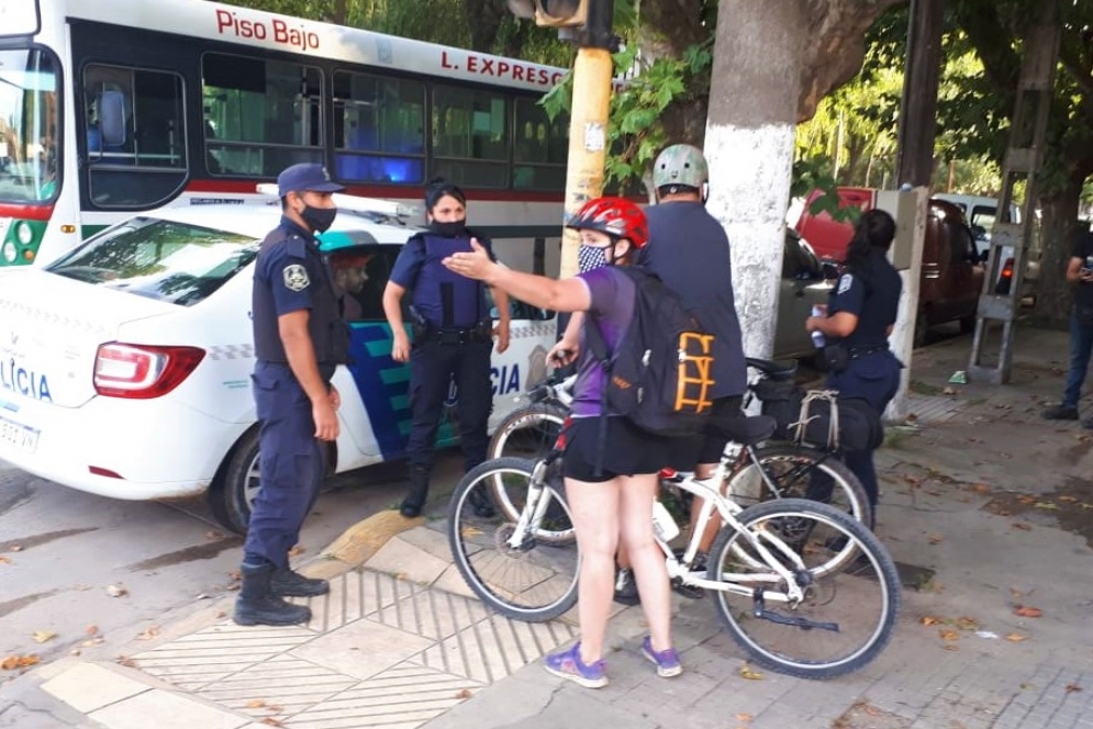 Uno de los detenidos ya dentro del patrullero.