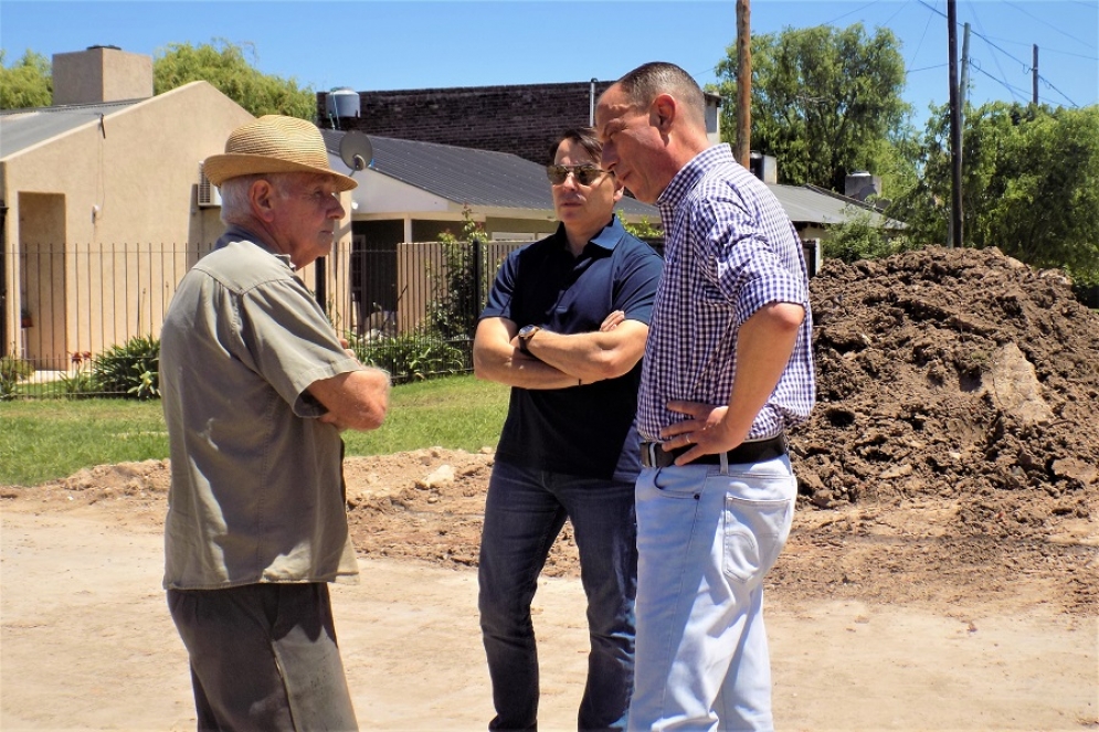 Arrieta junto a Fernández Meire hablando con vecinos.