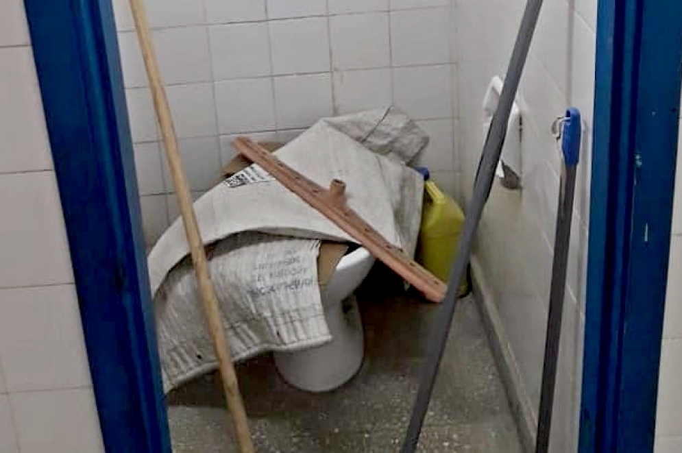 Un inodoro fuera de servicio en la Escuela Nº11.