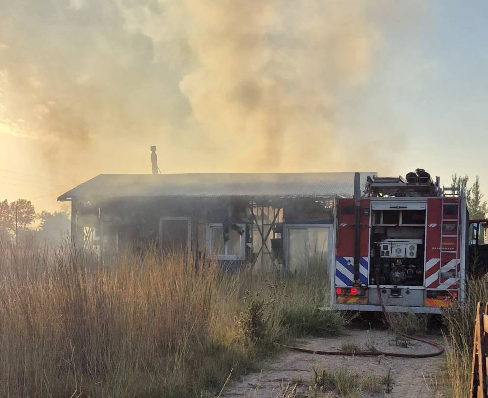 La casa fue devorada por las llamas. 