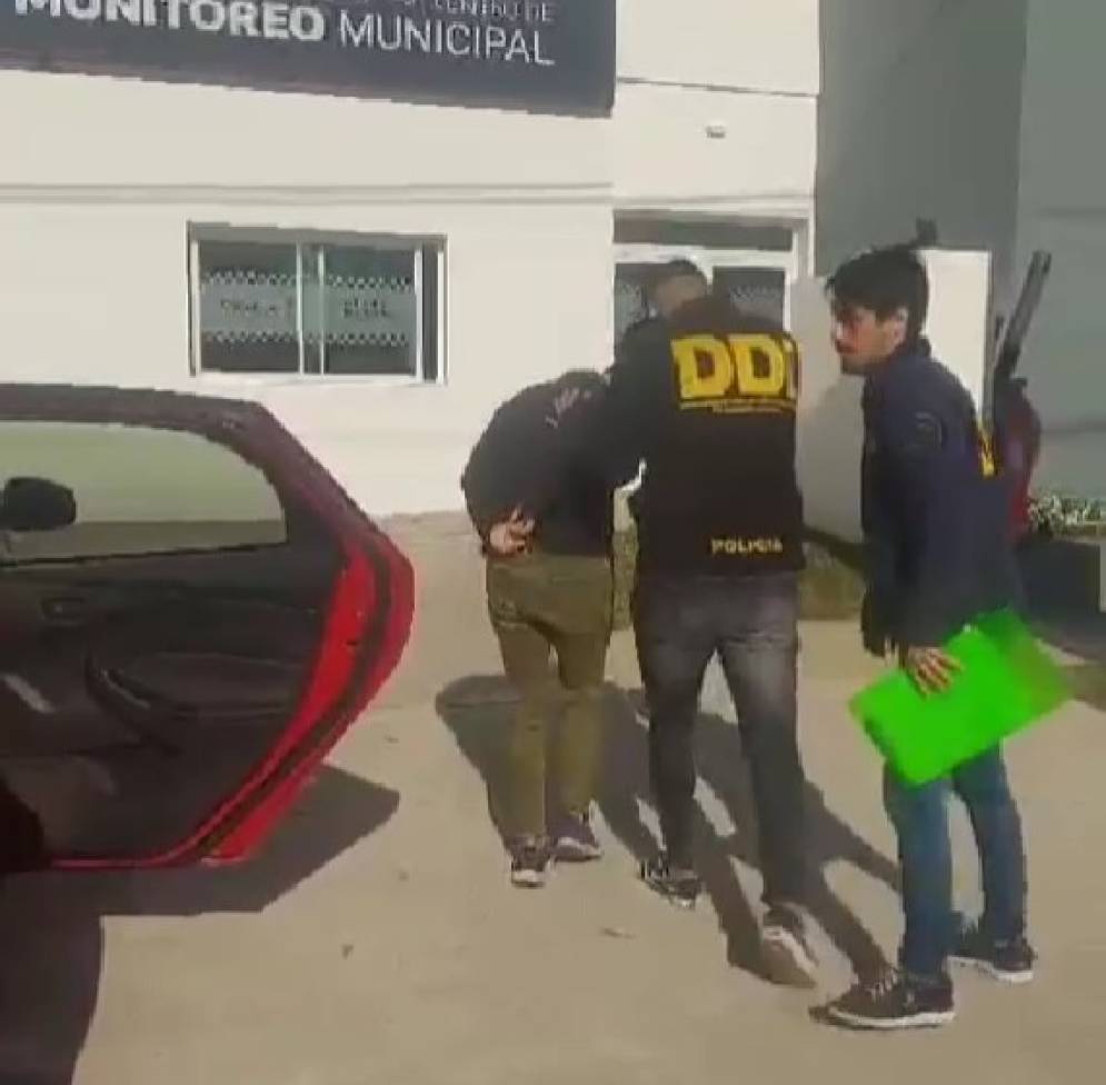 Orellana siendo alojado en el Polo de Seguridad.