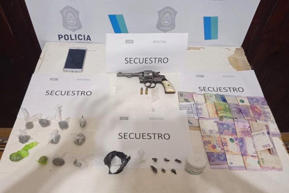 Incautaron 51 gramos de cocaína, dinero, un 32 largo y un celular.