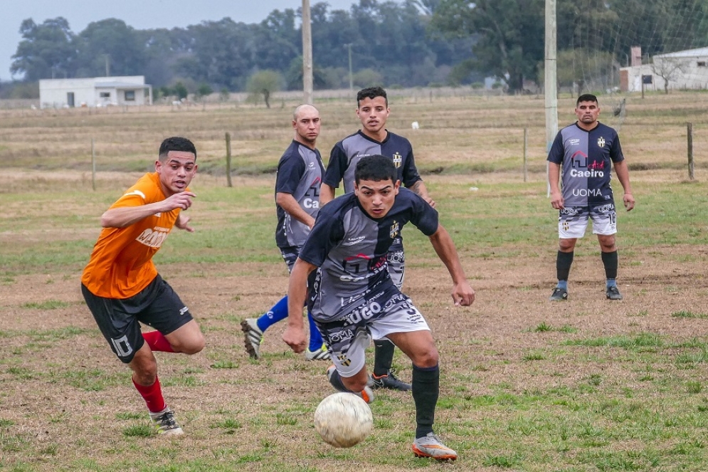 Los jugadores de San Esteban y San Ignacio detrás de la pelota. 