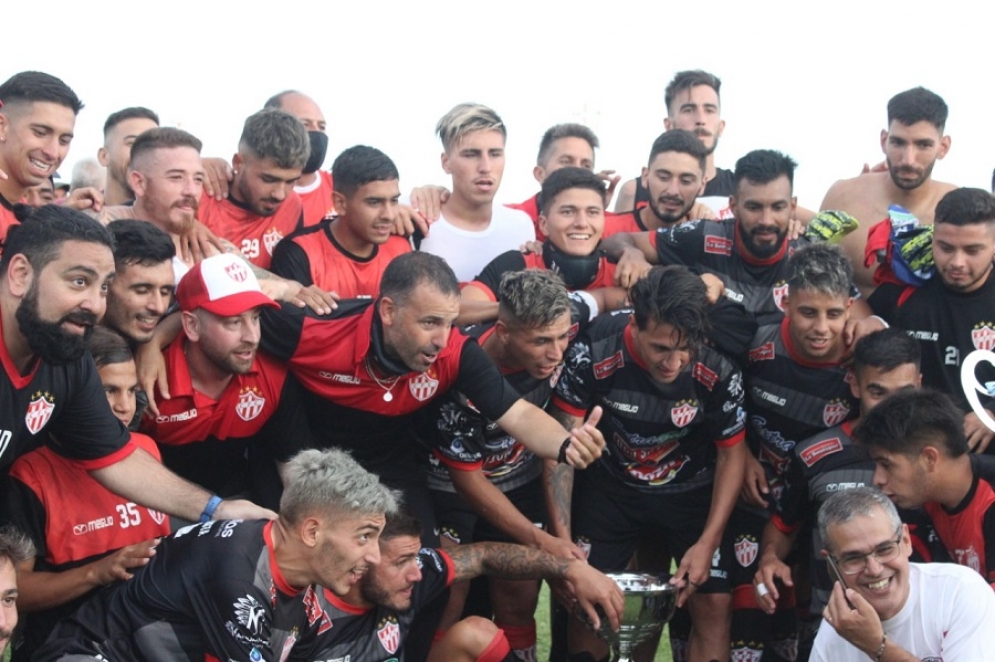 El ex entrenador en medio de la emoción por el ascenso a la B Metropolitana.