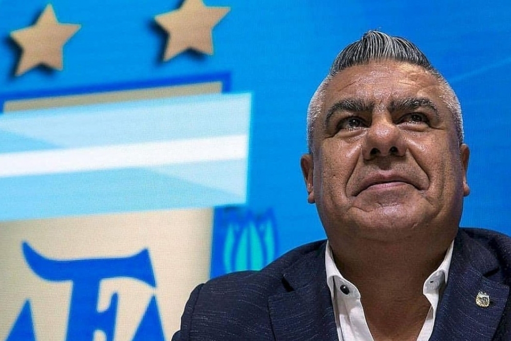 Tapia pateó el regreso del fútbol hacia adelante.
