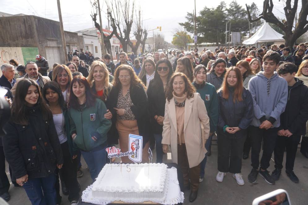 La intendenta, Marisa Fassi junto a directivos y alumnos de la Escuela Industrial
