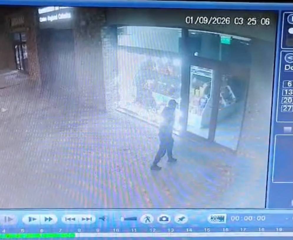 El ladr&oacute;n entr&oacute; a las patadas por el frente del local. 