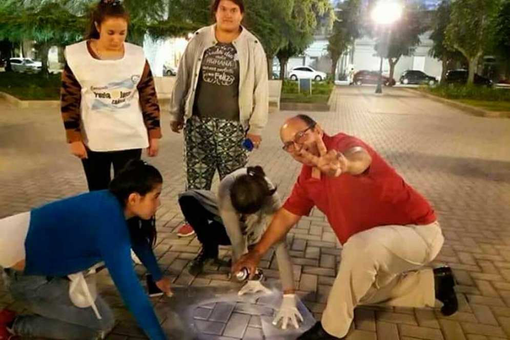Los militantes realizando las pintadas en la Plaza San Martín.