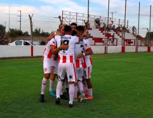 El abrazo de gol tras el 1 a 0. (FOTO: Prensa CFC). 