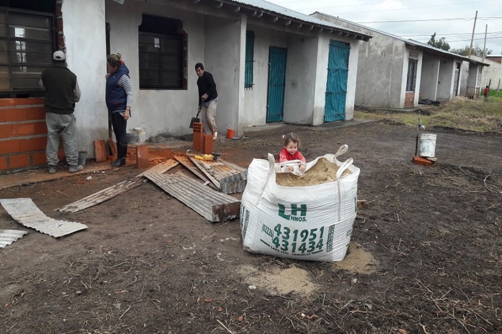 Los vecinos entraron en sus viviendas y se pusieron a trabajar rápidamente. 