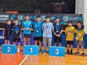 Muller (cuarto de izq. a der.) junto a su compañera de dobles en el primer puesto.