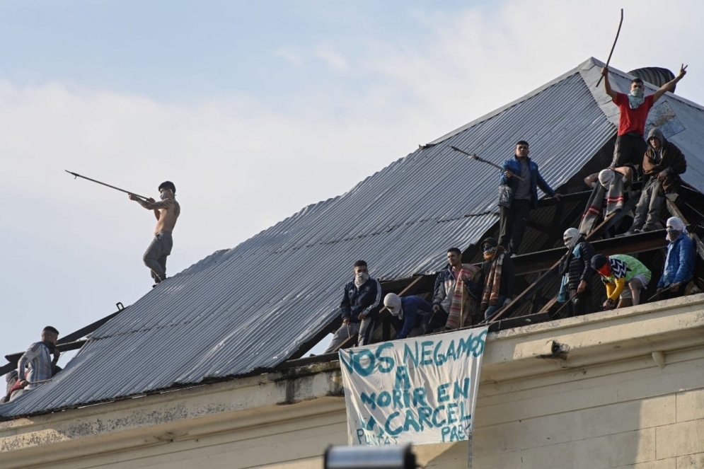 &quot;Nos negamos a morir en la cárcel&quot;, el mensaje hecho trapo de los reclusos.