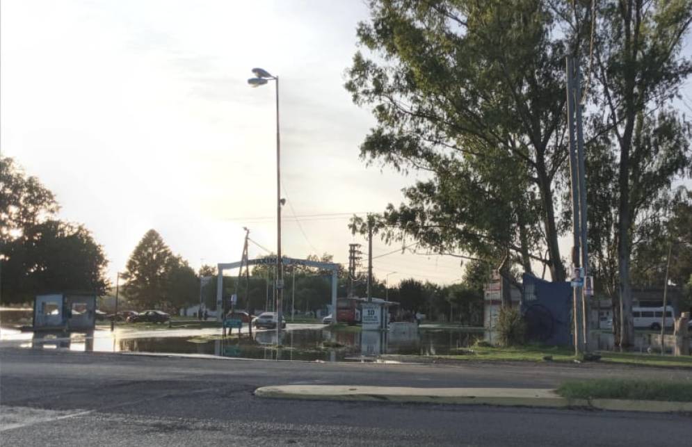 Así se encuentra el acceso al predio. El evento iba a arrancar a las 20.30 en el poli.