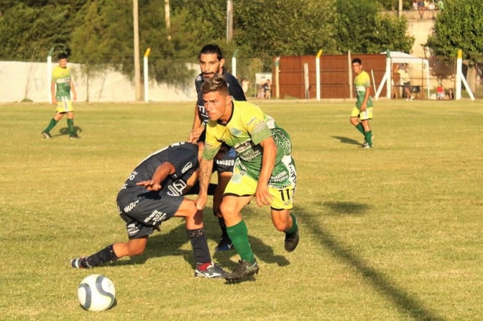 José González, ex CFC, gambeteando la marca. Detrás Leandro Lazzaro, autor del gol visitante. (FOTO: Candela Senas).