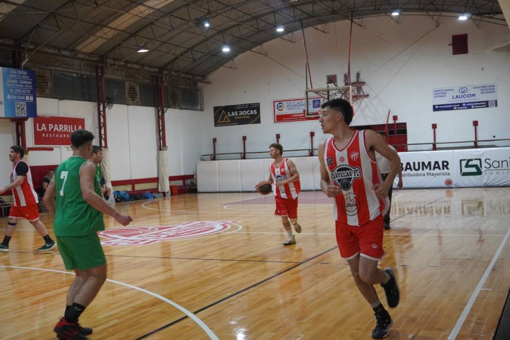 &quot;Colo&quot; Del Valle subiendo la bola para el local.