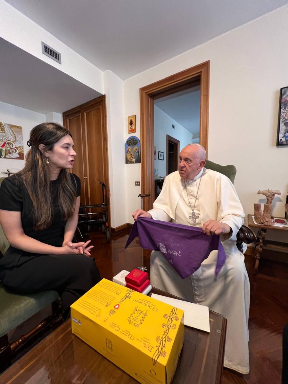 Anita junto a Francisco, en el Vaticano.