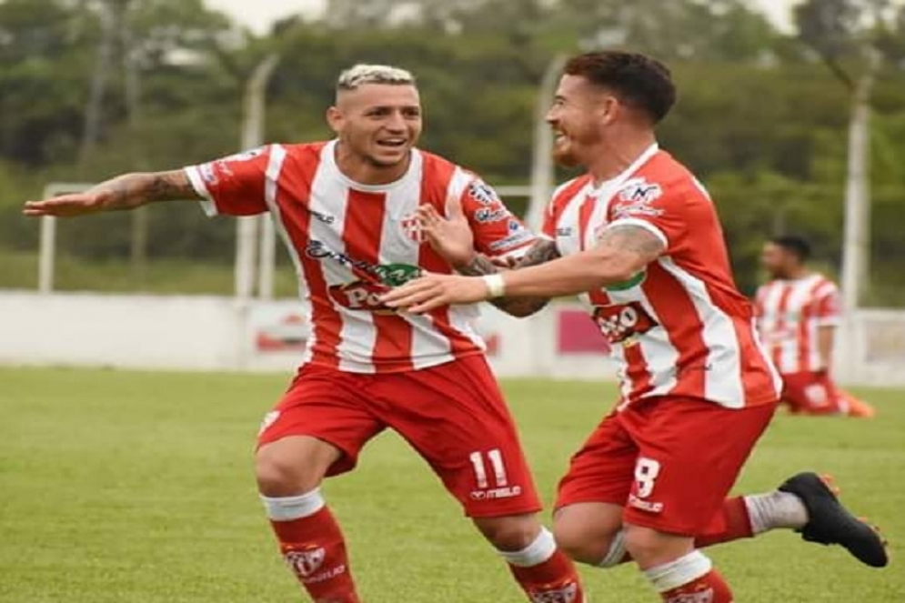 El festejo del segundo. Lo liquidó en el primer tiempo.