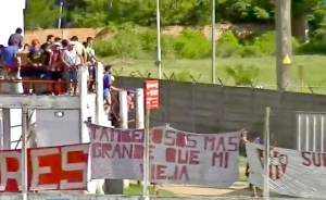 Captura de la transmisión de NacPop TV durante el enfrentamiento con la policía.