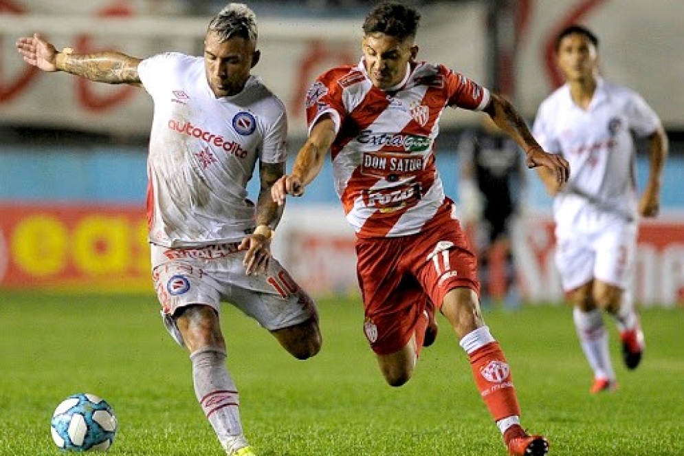 Sosa disputándole el balón a Batallini (FOTO: AFA).