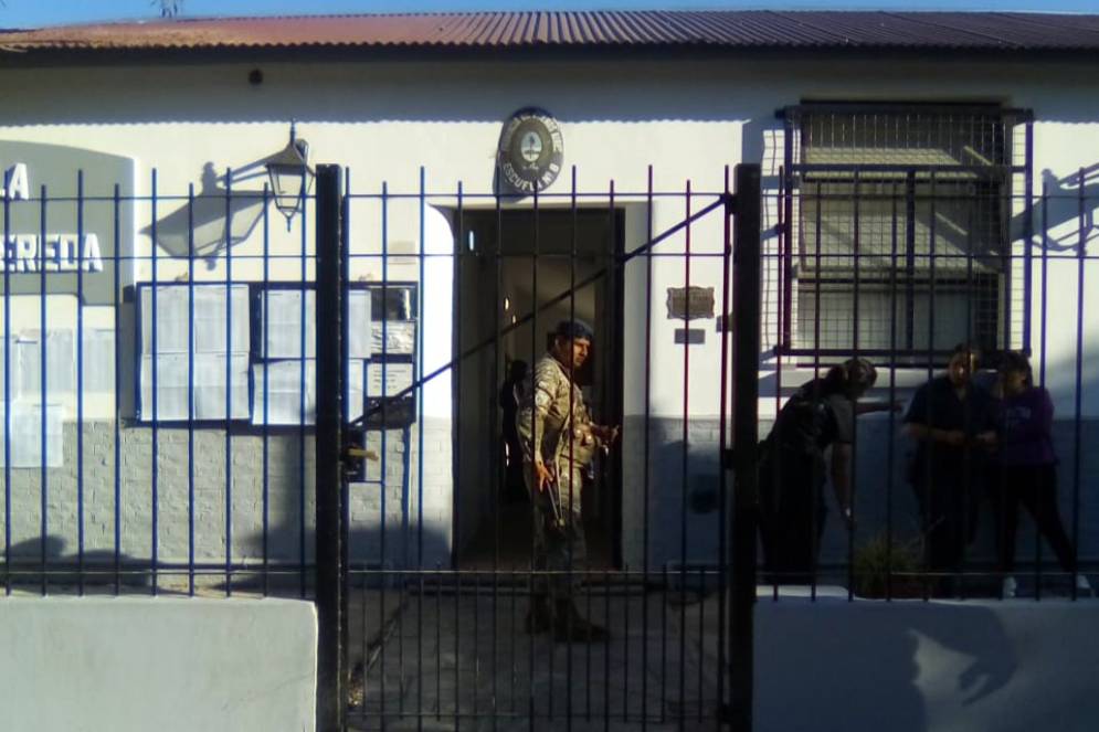 Las puertas cerradas en una escuela de Máximo Paz.