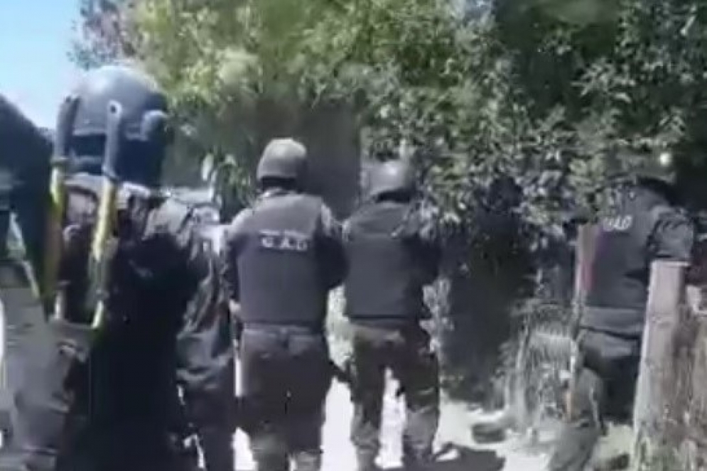 La policía entrando a una de las casas de Azara.