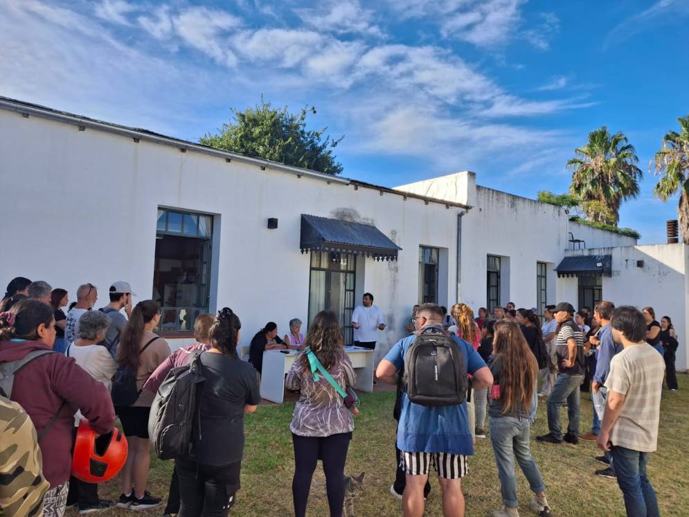 Por la demanda y el clima, se reunieron en el patio del organismo.