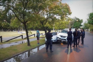 Los oficiales y el dueño del vehículo chocado observando el inaudito accidente.