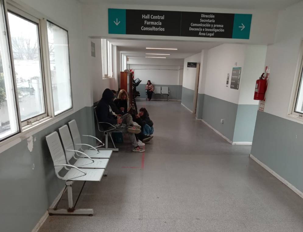 Alberto descansa en el pasillo del hospital en el banco de una plaza cercana.