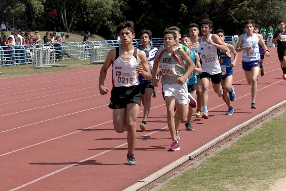 Long encabezando el pelotón.