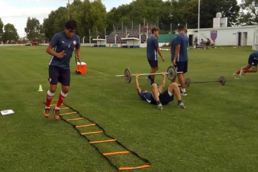 El plantel albirojo en plena acción.