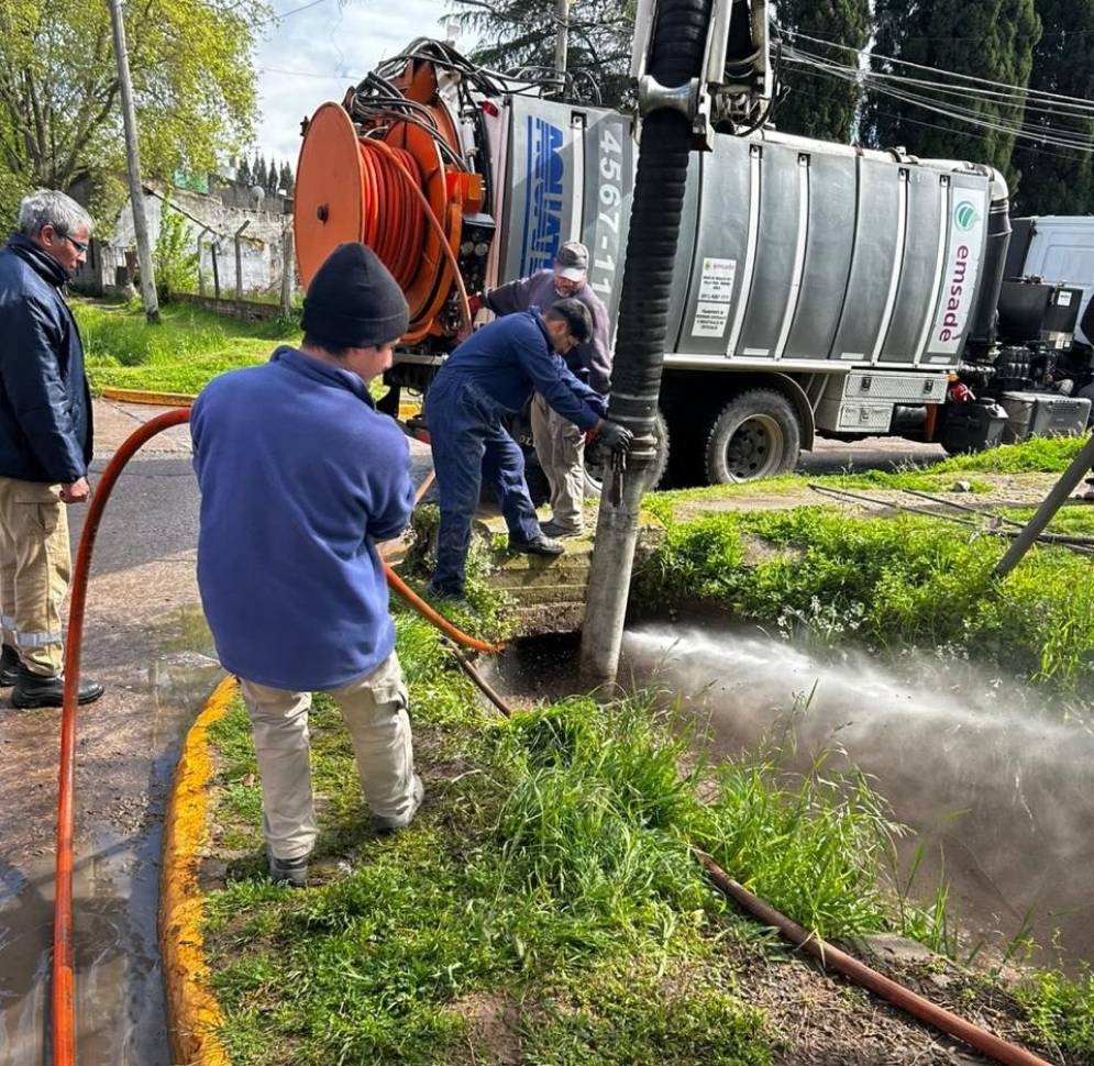 Una cuadrilla mejorando el desague pluvial.