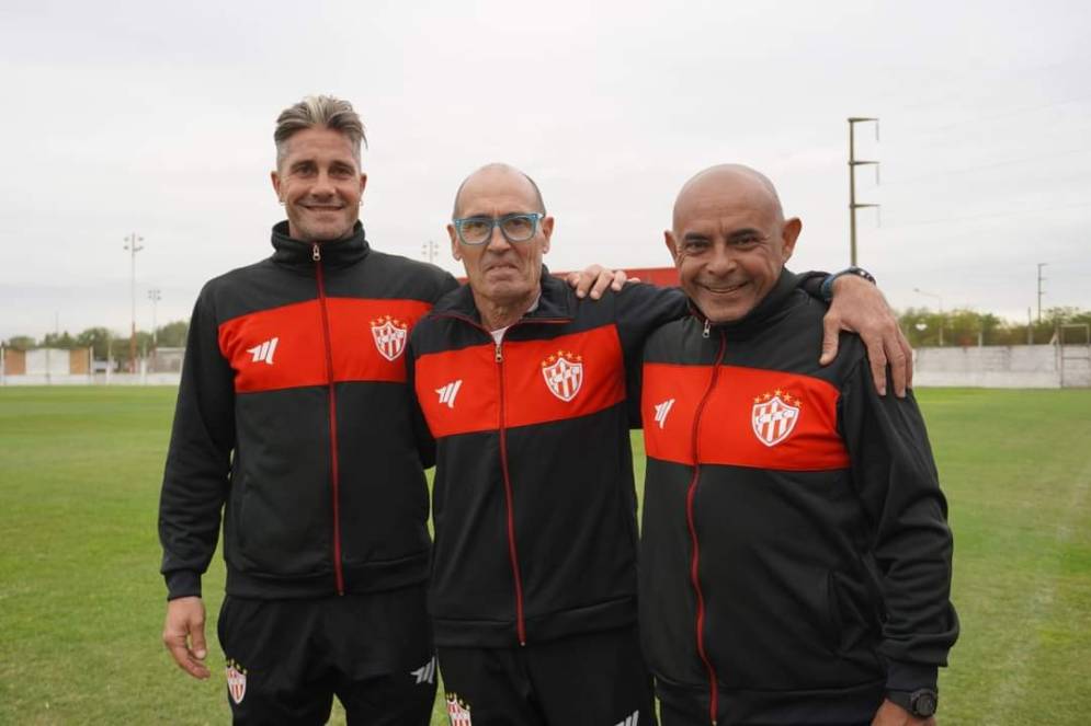 El cuerpo técnico del Tambero. El DT cuestionó los arbitrajes.