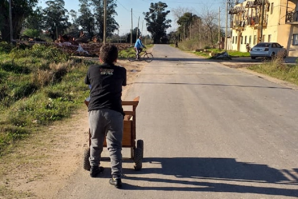 Uno de los niños repartiendo los huevos. 