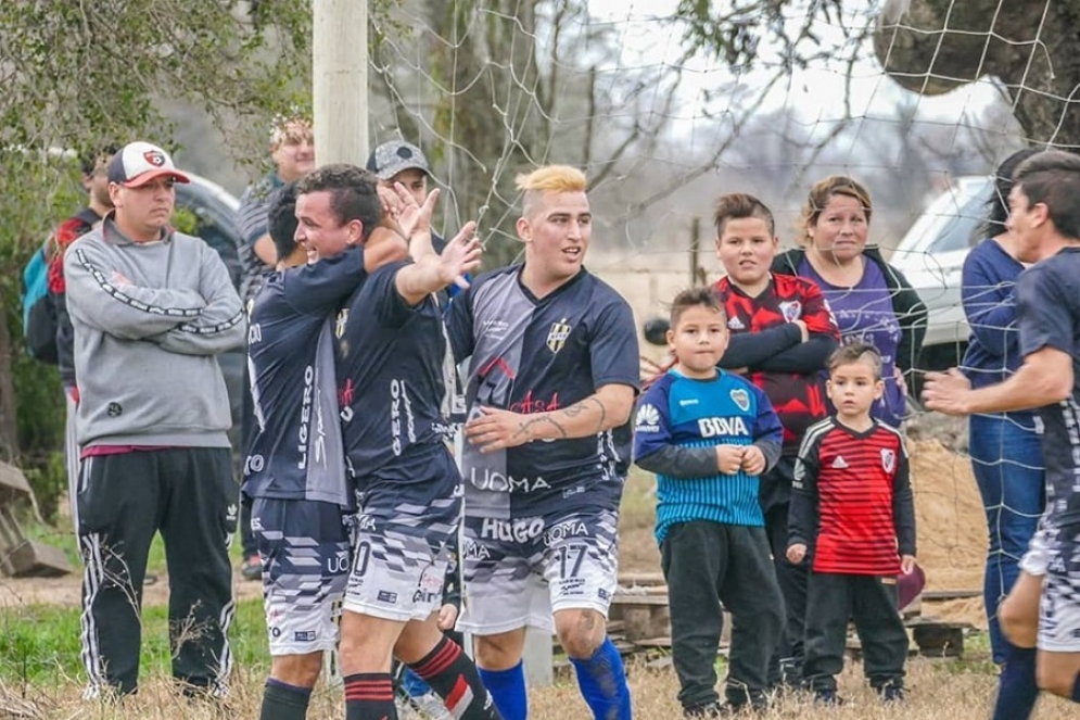 &quot;Kote&quot; Barros anotó los dos goles del Santo.