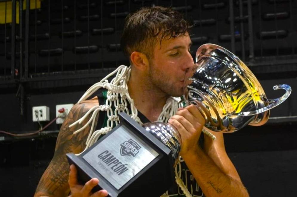 &quot;Pipi&quot; con el trofeo entre sus manos.  